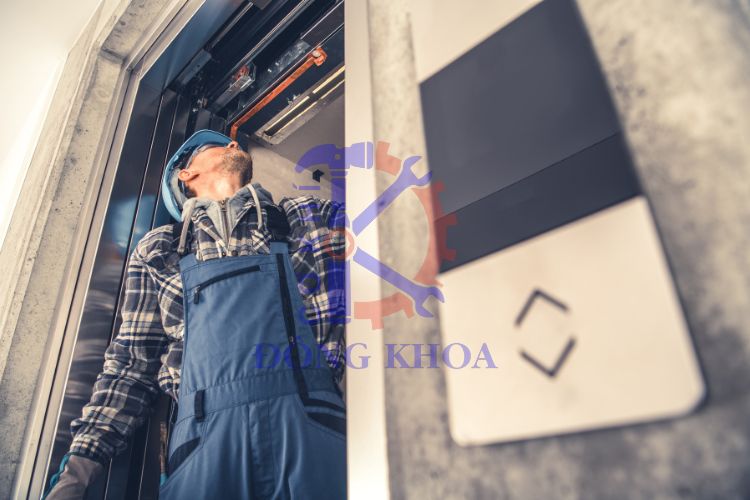 Vì sao bu lông, ốc vít cũng cần được kiểm tra khi sửa chữa thang máy?